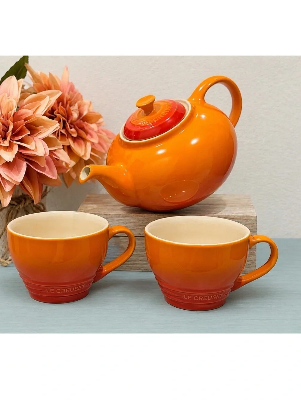 Le Creuset Flame 1.3L Classic Teapot & 2x400ml Cappuccino Mugs Seconds- NEW